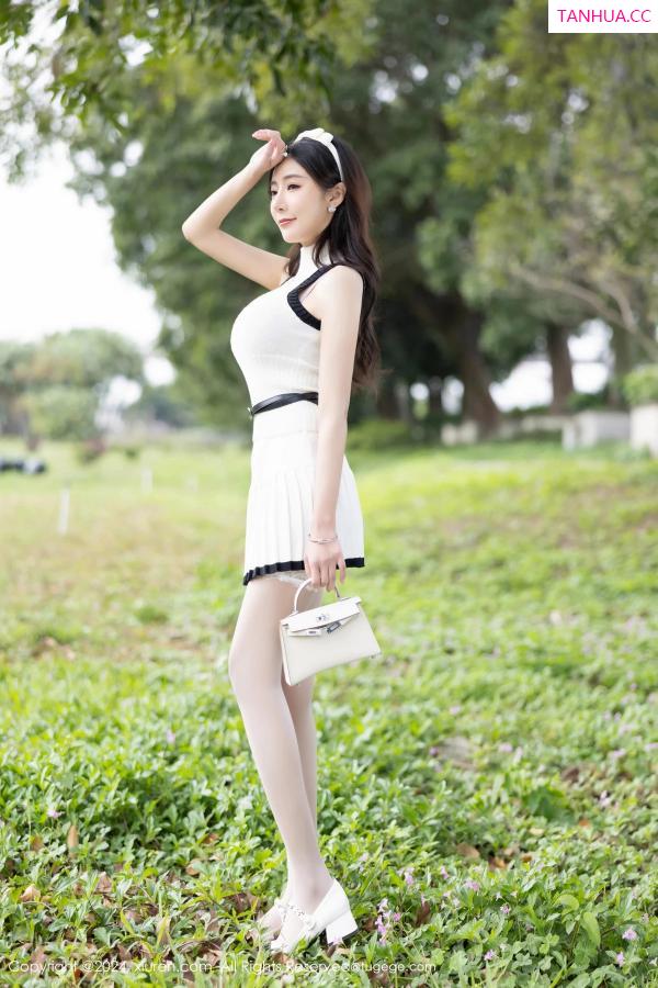 王馨瑶  [XiuRen]高清写真图 2024.04.02 No.8334 王馨瑶yanni 丝袜美腿第2张图片